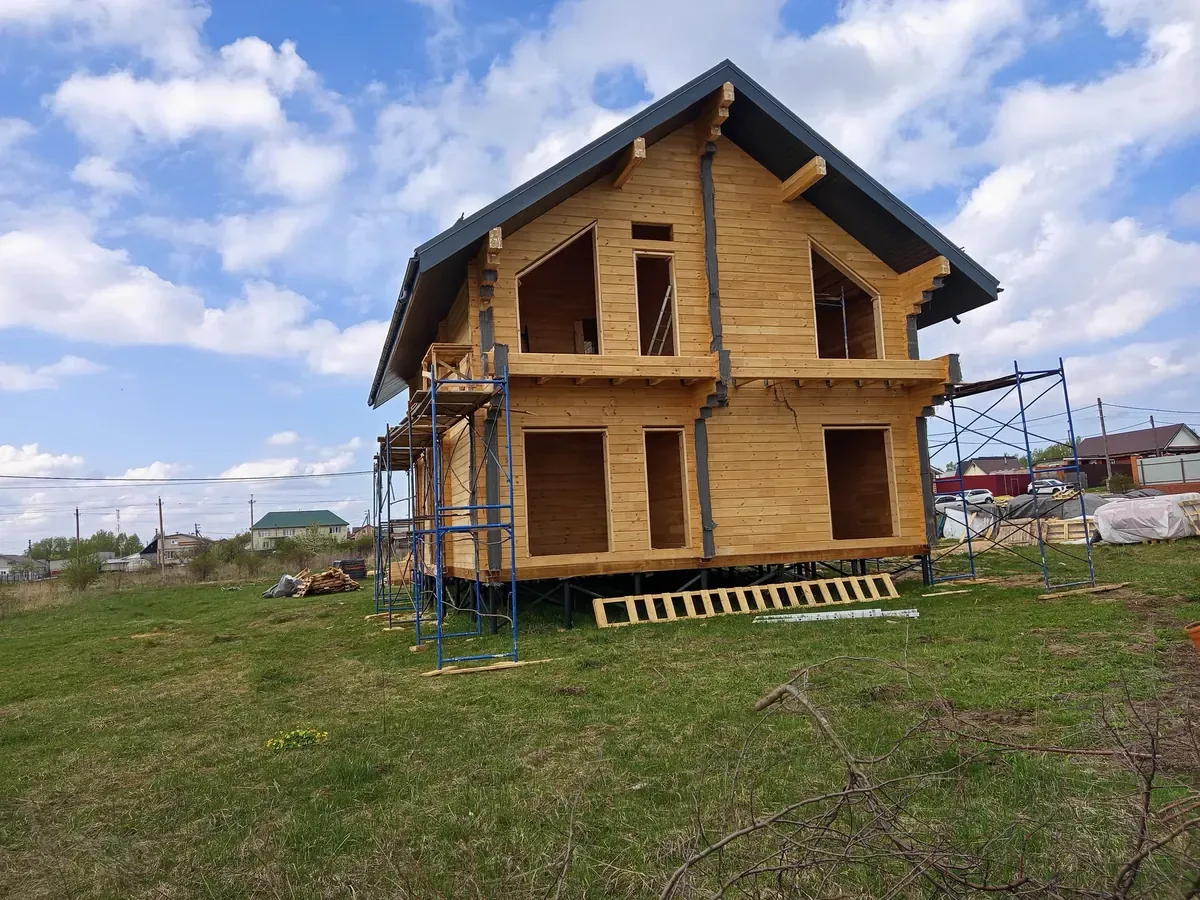 Проёмы в доме из клееного бруса во время строительства